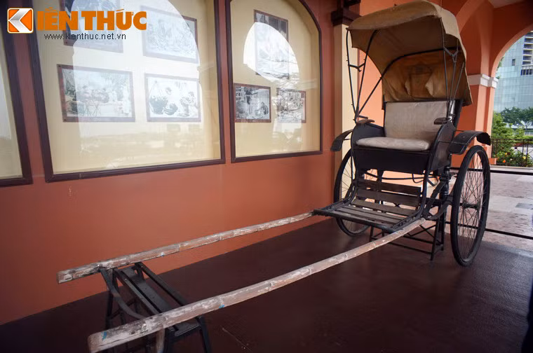 Có cấu tạo và cách hoạt động đơn giản (một người chạy và kéo theo một cái xe hai bánh trên đó chở một hoặc hai hành khách), xe kéo tay là phương tiện di chuyển phổ biến của tầng lớp thượng lưu Việt những năm cuối thế kỷ 19, đầu thế kỷ 20. Ảnh: Một chiếc xe kéo tay nguyên bản được trưng bày tại Bảo tàng Hồ Chí Minh ở TP HCM.
