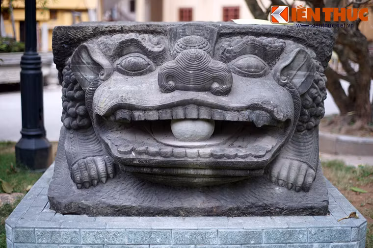 Mặt sư tử được diễn tả bằng những nét chạm khắc rất tinh tế và sinh động.