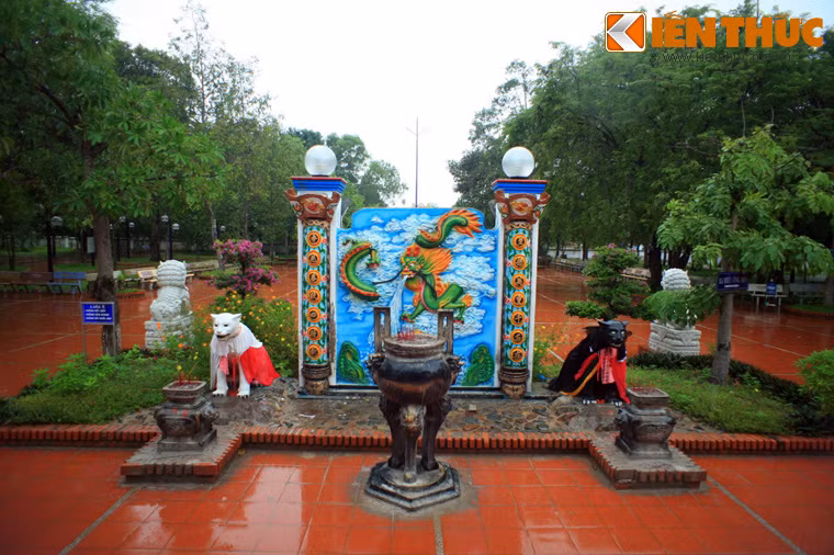 Còn nhiều câu chuyện về lòng nhân ái của Thầy như trừng phạt bọn buôn gạo lợi dụng năm mất mùa bóp chẹt dân nghèo, cứu giúp dân chài trong cơn sóng to gió dữ… Không dừng lại ở đó, Thầy còn cảm hoá cả thú rừng vốn là nỗi nơm nớp lo sợ của nhiều người khi buổi đầu khai phá thiên nhiên hoang dã.