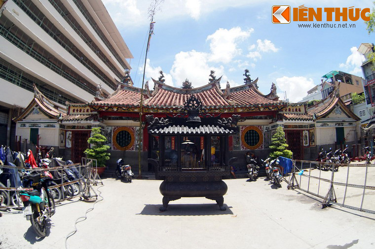 Hội quán Nhị Phủ ngày nay ( 264 đường Hải Thượng Lãn Ông, quận 5). Kiến trúc hội quán Nhị Phủ không có nhiều khác biệt so với xưa kia, nhưng cảnh quan xung quanh thì đã thay đổi chóng mặt, từ chốn đồng không mông quạnh trở thành khu dân cư sầm uất.