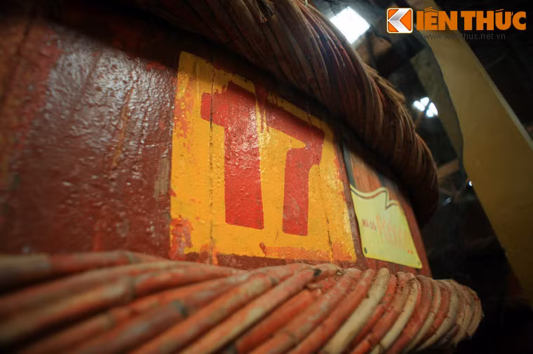 Cá cơm đã được ướp muối gọi là chượp. Khi tàu cá cập bến, chượp được đưa vào thùng gỗ để ủ theo phương pháp gài nén (đặt vỉ và xếp đá trên mặt đã rải một lớp muối). Mỗi thùng ủ chượp được đánh số để tiện quản lý và theo dõi.