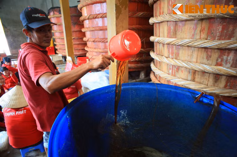 Bằng phương pháp kéo rút nước nhất - phơi - đổ lại vào thùng mắm cái, một số nhà sản xuất ở Phú Quốc đã cho ra nước mắm có độ đạm tổng tới 42 độ, cao nhất bằng cách chế biến tự nhiên.