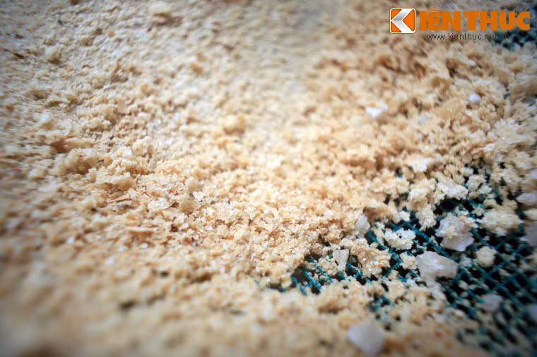 Nguyên liệu sản xuất nước mắm Phú Quốc là Muối và cá cơm. Cá cơm Phú Quốc khi vừa đánh bắt thường được ướp với muối Bà Rịa - Vũng Tàu, có hàm lượng tạp chất thấp. Muối được lưu kho ít nhất 3 tháng trước khi sử dụng để các muối tạp gốc - vốn tạo ra vị chát trong nước mắm - lắng xuống dưới. Khi muối cá, phần muối lắng ở dưới sẽ bị bỏ đi.