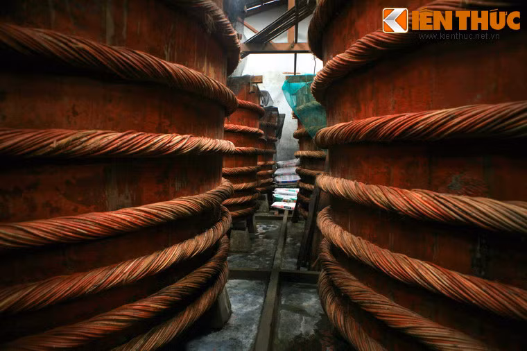 Ấn tượng đầu tiên về nhà thùng nước mắm Phú Quốc là hàng chục thùng gỗ khổng lồ dùng để ủ chượp. Thùng được làm bằng gỗ bời lời khai thác tại rừng Phú Quốc, cao khoảng 2m đến 4m, đường kính từ 1,5m đến 3m. Mỗi thùng được niền bằng 6 đến 8 sợ đai tùy thùng lớn nhỏ, mỗi sợ được quấn bằng 120 sợ song mây được lấy từ núi Ông Tám và Bắc Đảo. Thời gian sử dụng thùng có thể lên đến 60 năm.