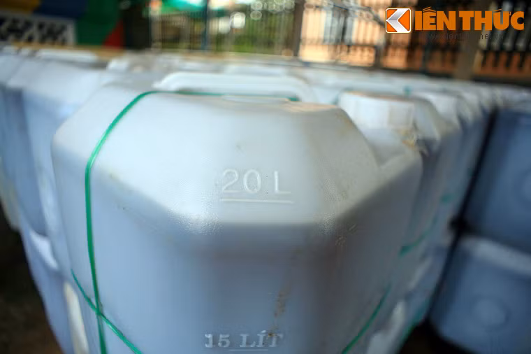 Trong giai đoạn 1975-1986, ngành sản xuất này mất dần thị phần, nhiều nhà thùng đóng cửa, chuyển nghề. Tuy nhiên, kể từ khi nền kinh tế dần chuyển sang cơ chế thị trường, nghề làm nước mắm ở Phú Quốc đã hồi phục.