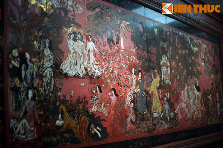 Tranh được vẽ bằng chất liệu sơn mài, khổ 540cm x 200cm, có thời gian sáng tác kéo dài từ năm 1969 đến năm 1989. Trong tác phẩm, đề tài quen thuộc là vẻ đẹp của người phụ nữ Việt Nam đã được làm mới với sự hiện diện của phụ nữ cả ba miền Bắc, Trung, Nam.