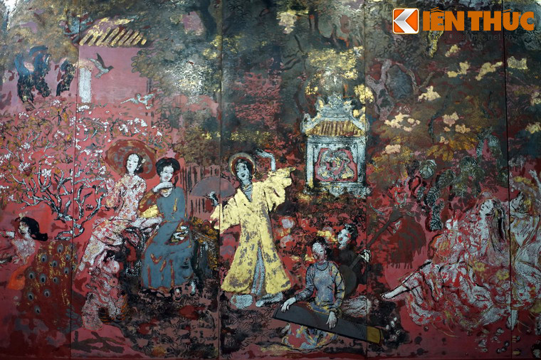 Bức tranh mô tả các thiếu nữ trong trang phục truyền thống từng vùng tươi vui, ca hát thể hiện sức sống tươi mới giữa mùa xuân trong một khung cảnh thiên nhiên rộng lớn. Trung tâm bức tranh là nhóm phụ nữ ba miền Trung - Nam - Bắc trong trang phục cổ xưa.