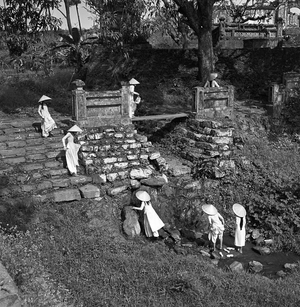 Các thiếu nữ rửa chân bên suối.