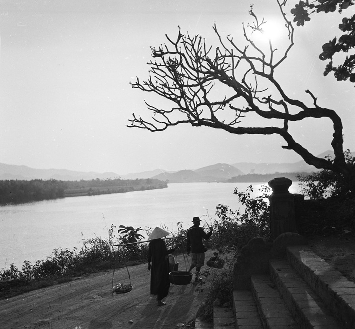 Sông Hương nhìn từ thềm chùa Thiên Mụ.