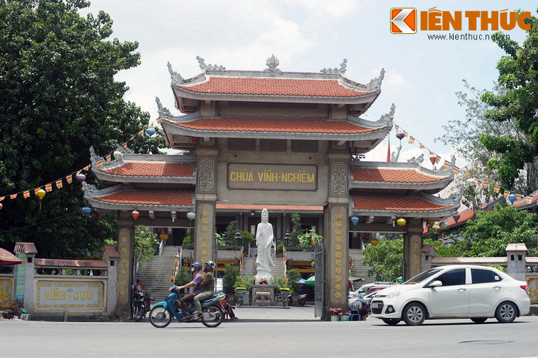 1. Tọa lạc tại số 339 Nam Kỳ Khởi Nghĩa, chùa Vĩnh Nghiêm là công trình tôn giáo nổi tiếng bậc nhất của TP HCM. Chùa được khởi công năm 1964, lấy cảm hứng thiết kế từ một ngôi chùa gỗ cùng tên là chùa Vĩnh Nghiêm tỉnh Bắc Giang.