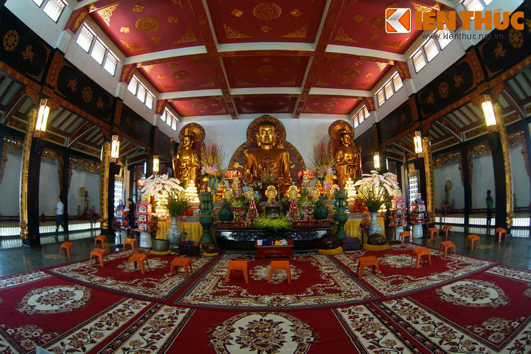 Công trình trung tâm là Phật điện được kiến trúc theo kiểu chữ công (工), các góc mái đều uốn cong theo kiểu chùa miền Bắc. Chính giữa Phật điện là bàn thờ Phật Thích Ca. Hai bên có Bồ Tát Văn Thù (bên trái) và Bồ Tát Phổ Hiền (bên phải). Hậu cung của Phật điện gian có thờ Tổ và những vĩ nhân có công với đất nước.