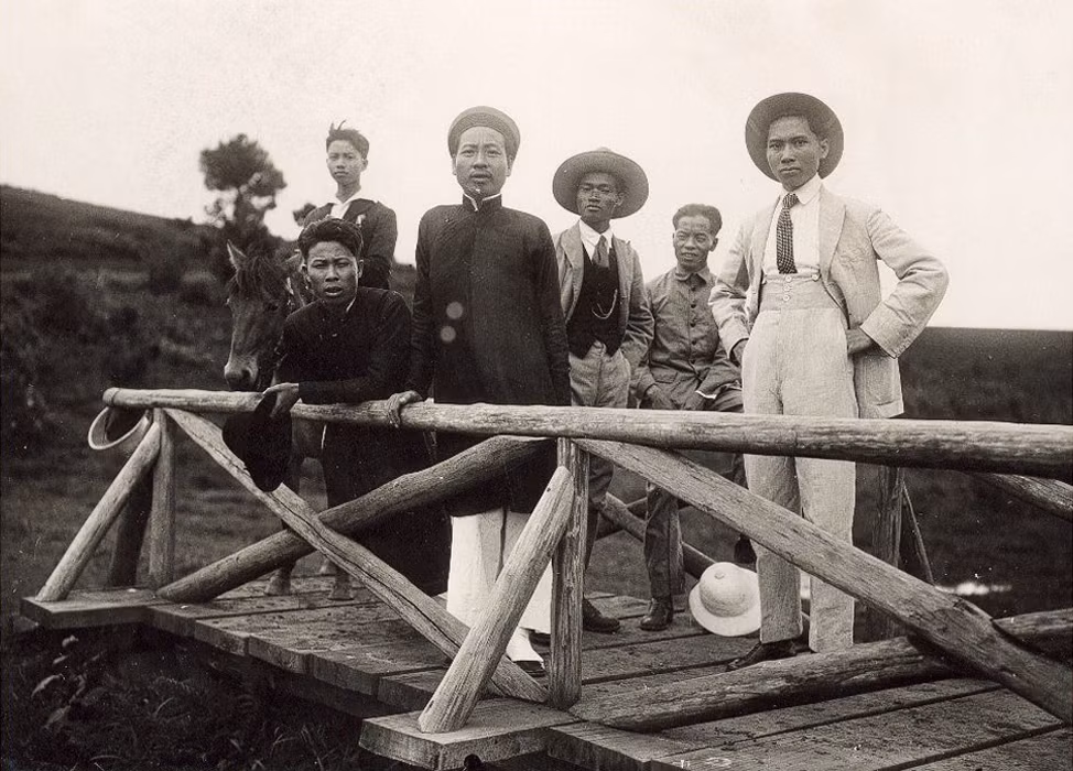 Các quý ông người Việt trên một cây cầu.