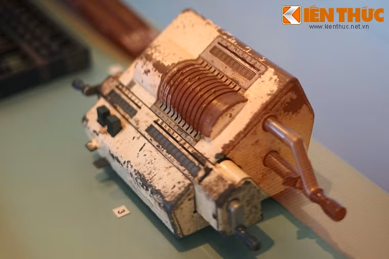 Khởi nguồn từ chiếc máy tính đầu tiên do Pascal phát minh năm 1642, các dòng máy tính cơ khí liên tục được cải tiến và trở thành sản phẩm thương mại từ năm 1851.