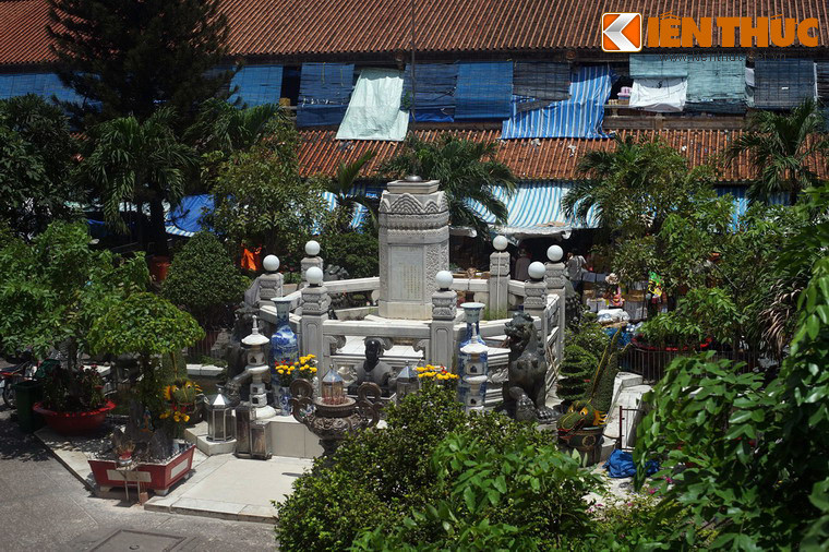 Chính giữa sân trời là đài thờ ông Quách Đàm, người sáng lập và cũng được coi là vị thần tài của chợ.