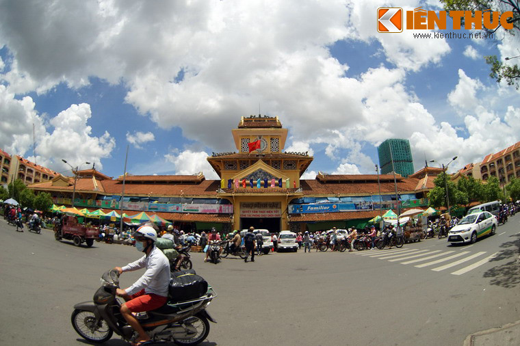 Về mặt kiến trúc, chợ được xây dựng bằng xi măng cốt thép theo kĩ thuật phương Tây nhưng lại mang đậm nét văn hóa Trung Hoa, với mái ngói mang kiểu cách của một ngôi chùa, mặt trước cổng có bức phù điêu khảm sành màu xanh hình “lưỡng long chầu châu”.