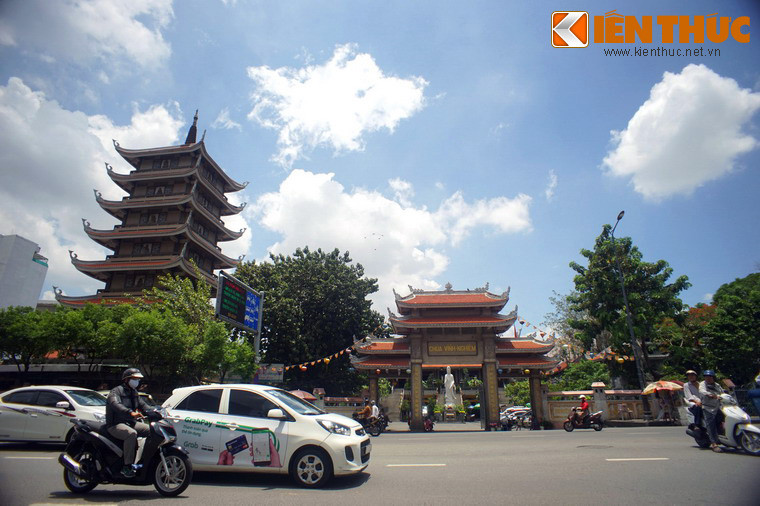 3. Tọa lạc tại số 339 Nam Kỳ Khởi Nghĩa, chùa Vĩnh Nghiêm dù không có bề dày lịch sử như chùa Trấn Quốc hay chùa Thiên Mụ, những lại là ngôi chùa nổi tiếng bậc nhất của TP HCM. Chùa được xây dựng từ năm 1964 - 1971 theo thiết kế của kiến trúc sư Nguyễn Bá Lăng.