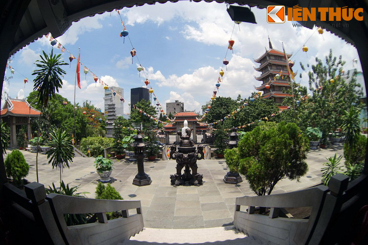 Sau khi hoàn thành, chùa Vĩnh Nghiêm tọa lạc trên một khuôn viên rộng thoáng, diện tích khoảng 6.000 m2. Kiến trúc chùa vừa mang lối hiện đại, vừa chịu ảnh hưởng từ kiến trúc chùa cổ miền Bắc Việt Nam.