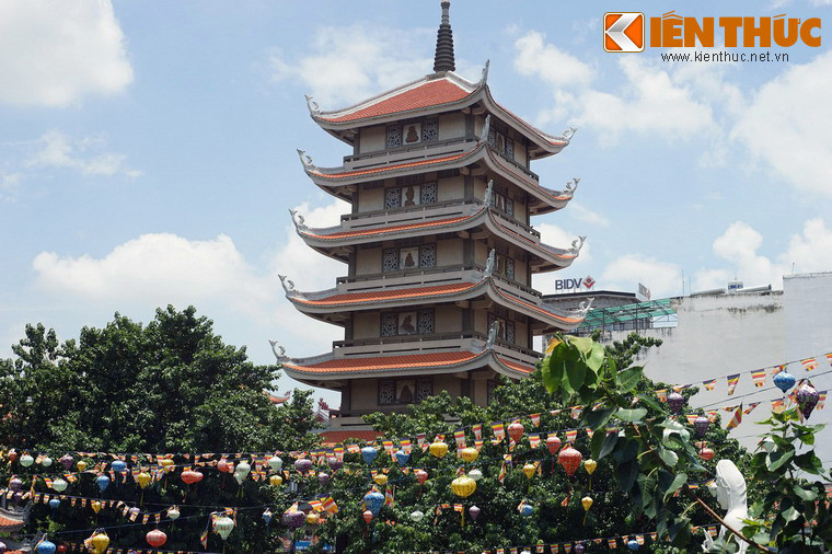 Các tòa Bảo tháp làm nên điểm nhấn kiến trúc cho chùa, nổi bật là Tháp Quán Thế Âm, có lối vào nằm bên phải Phật điện. Công trình này gồm 7 tầng, cao gần 40 mét, là ngôi tháp đồ sộ thuộc hàng bậc nhất trong các ngôi bảo tháp của Phật giáo Việt Nam.