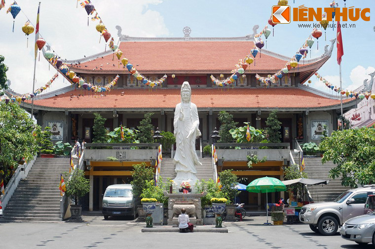 Tên gọi chùa Vĩnh Nghiêm ở Sài Gòn được đặt theo tên của chùa Vĩnh Nghiêm ở xã Đức La, tổng Trí Yên, phủ Tạng Giang, tỉnh Bắc Giang. Đây là một ngôi chùa kiến lập từ đời vua Lý Thái Tổ, vốn là trung tâm truyền bá Phật giáo của Thiền phái Trúc Lâm.