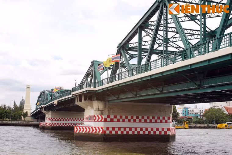 Cầu được Vua Prajadhipok (Rama VII) cho khởi công xây dựng vào năm 1929 và khánh thành ngày 6/4/1932 trong lễ kỷ niệm 150 năm triều đại Chakri và sáng lập Thủ đô Bangkok.