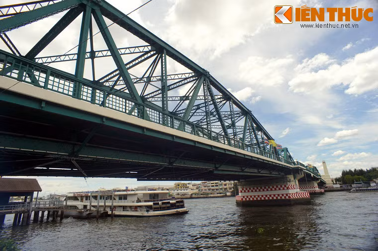 Trong suốt nhiều thập niên, cầu Phra Phuttha Yodfaphra đã nắm giữ vai trò giao thông huyết mạch của cửa ngõ phía Nam trung tâm, Bangkok, cho tới khi cầu Phra Pok Klao hiện đại được xây dựng năm 2007 tại một vị trí cách đó không xa.