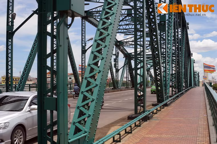 Trong thời Chiến tranh thế giới II, vào ngày 5/6/1944, trong một cuộc oanh tạc Bangkok, một chiếc B-29 của Mỹ đã ném bom vào cây cầu nhưng không trúng mục tiêu.