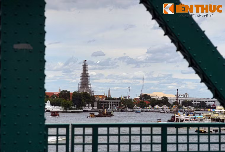 Cây cầu này là một địa điểm lý tưởng để ngắm nhìn vẻ đẹp của sông Chao Phraya, với điểm nhấn là chùa Wat Arun (chùa Bình Minh) cao vút soi bóng xuống dòng nước.