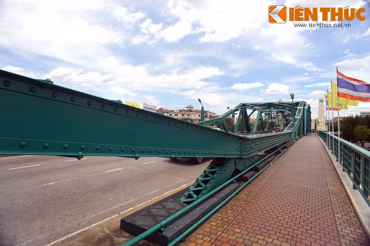 Được thiết kế bởi kỹ sư người Anh Dorman Long, cầu Phra Phuttha Yodfa từng là cây cầu hiện đại bậc nhất khu vực Đông Nam Á với hai trục nâng ở giữa cho tàu bè qua lại (hiện giờ hệ thống này không còn được sử dụng).