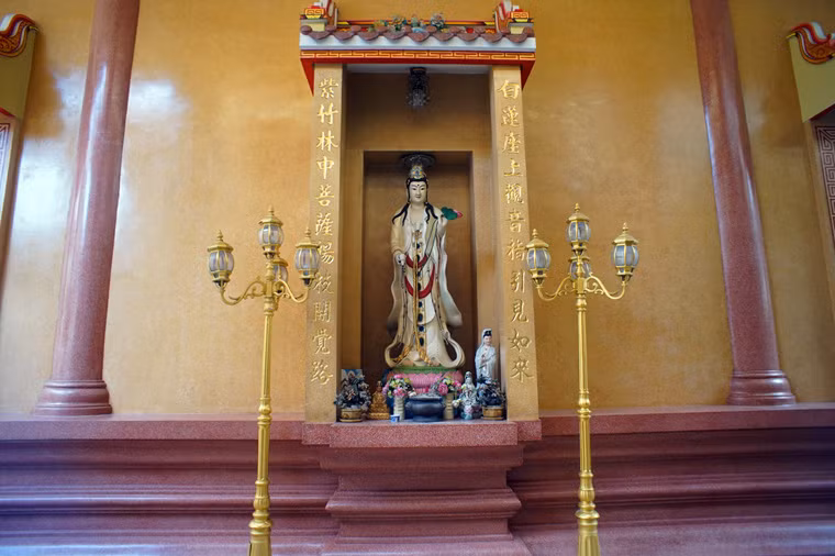 Đài thờ Quán Thế Âm Bồ Tát phía sau chính điện.