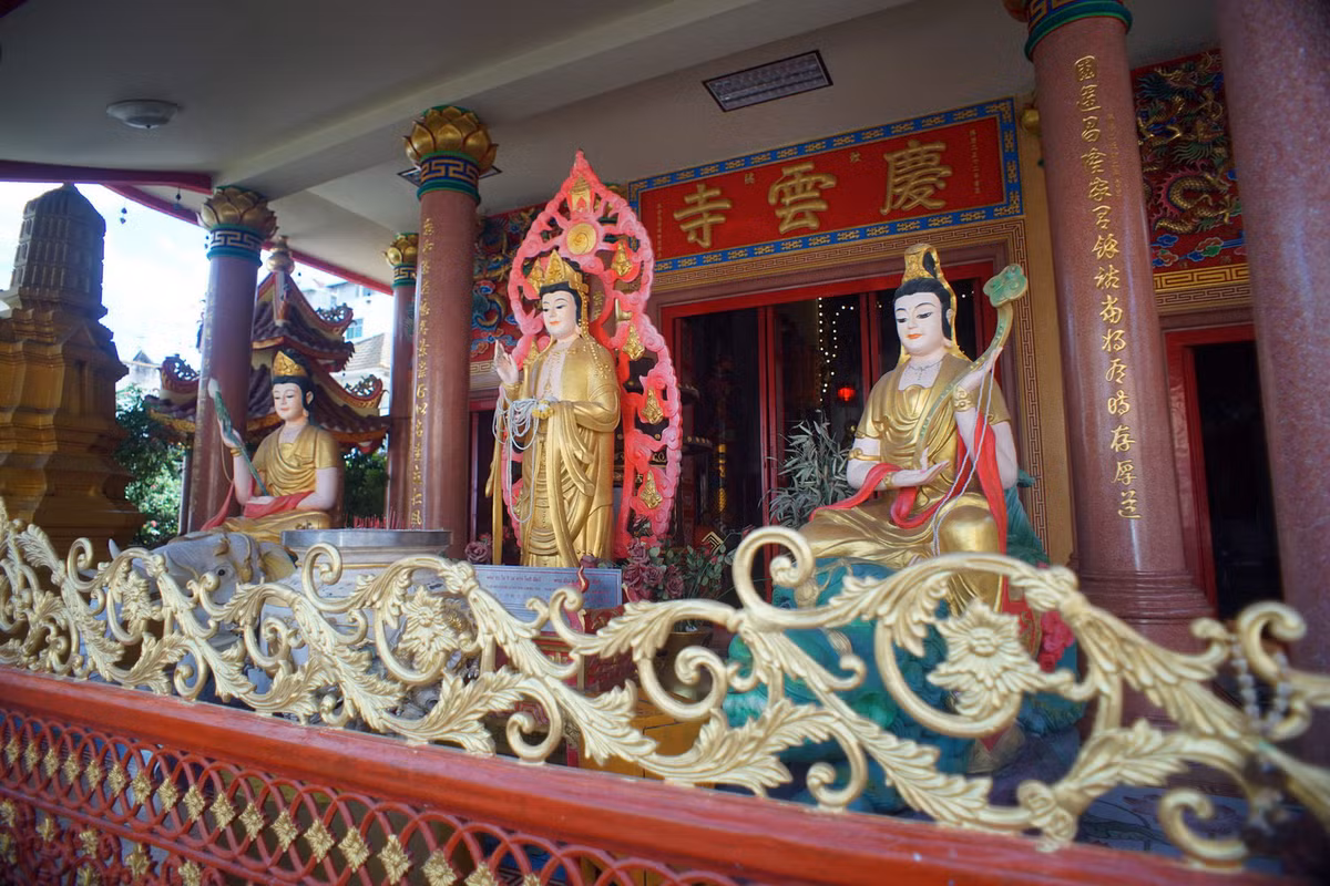 Trước chính điện có tượng ba vị bồ tát phong cách Hoa - Việt, hai bên là hai Stupa (phù đồ - tháp thờ) kiểu Thái Lan.