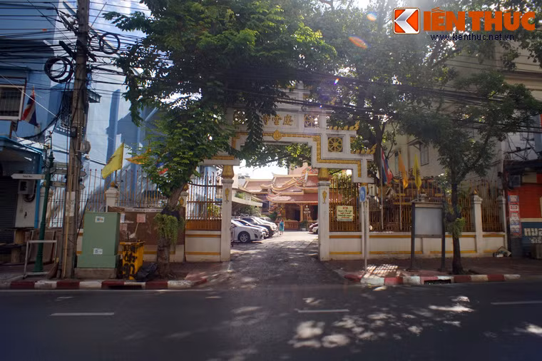 Doc dao ngoi chua Viet co xac uop thien su giua Bangkok