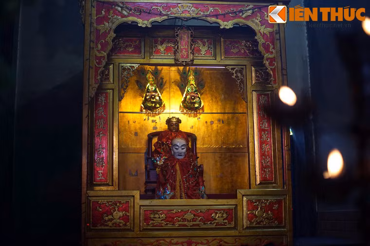 Tượng các vị thánh, thần trong hội quán được tạo tác tinh tế bằng gỗ hoặc thạch cao. Tất cả đều được đặt trong những khám thờ được trang trí bằng nhiều họa tiết sinh động, đẹp đẽ.