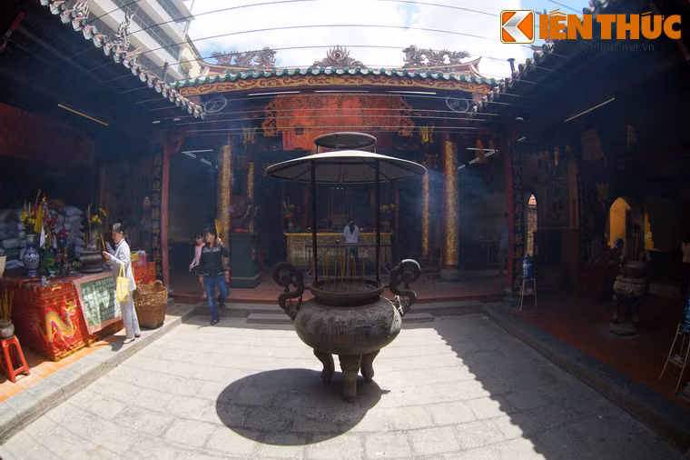 Hội quán có kiến trúc tổng thể theo hình chữ "khẩu", gồm bốn dãy nhà dài, vuông góc nhau, khoảng trống ở giữa tạo nên sân thiên tỉnh.