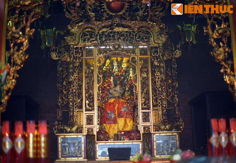 Khám thờ Ông Bổn chiếm vị trí trung tâm gian chính điện hội quán, có niên đại 1894, được làm bằng gỗ, sơn son thiếp vàng, chạm trổ đề tài lưỡng long tranh châu, ngô đồng, phượng, lân... xen kẽ hoa văn đồng tiền, chữ thọ, tôm, cua, cá...trông rất nguy nga, lộng lẫy.