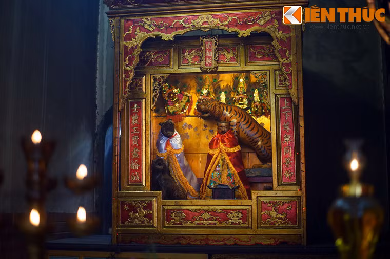 Ngoài Ông Bổn, hội quán Nhị Phủ còn thờ Ngọc Hoàng Thượng đế, Quảng Trạch Tôn Vương, Quảng Đại Tôn Vương, Thái Tuế, Quan Công, Quan Thế Âm bồ tát, Chúa Sanh nương nương, Hoa Phấn phu nhân, cùng rất nhiều vị thần khác theo tín ngưỡng của người Hoa.