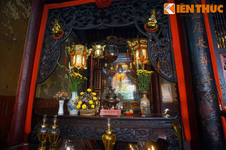 Hội quán có tất cả 14 câu đối và 30 hoành phi, phần lớn được làm từ năm 1864 đến năm 1901. Các hoành phi, câu đối được chạm viền xung quanh, bên trong chạm nổi các chữ Hán trên nền hoa văn rồng, mây, sóng nước... ngoài ý nghĩa ca ngợi thần thánh còn có giá trị nghệ thuật thư pháp và nghệ thuật chạm gỗ.