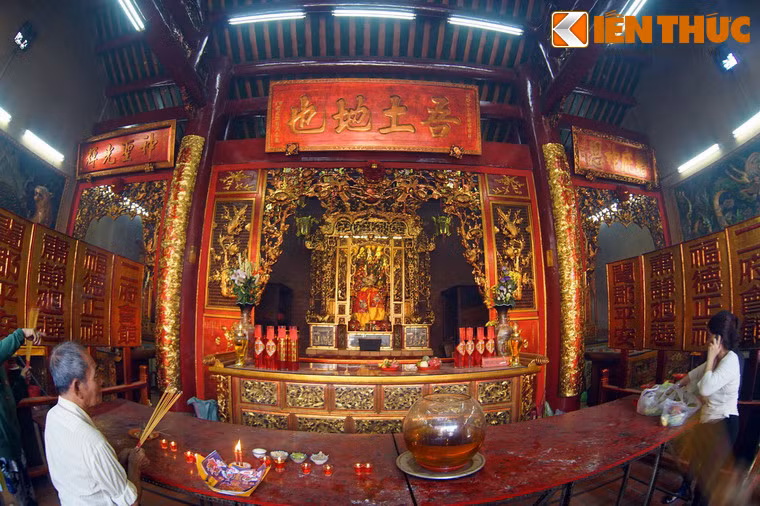 Trong các công trình tâm linh của người Hoa ở Chợ Lớn, hội quán Nhị Phủ là nơi duy nhất thờ Bổn Đầu Công (tức Ông Bổn), vị thần bảo vệ đất đai và con người.