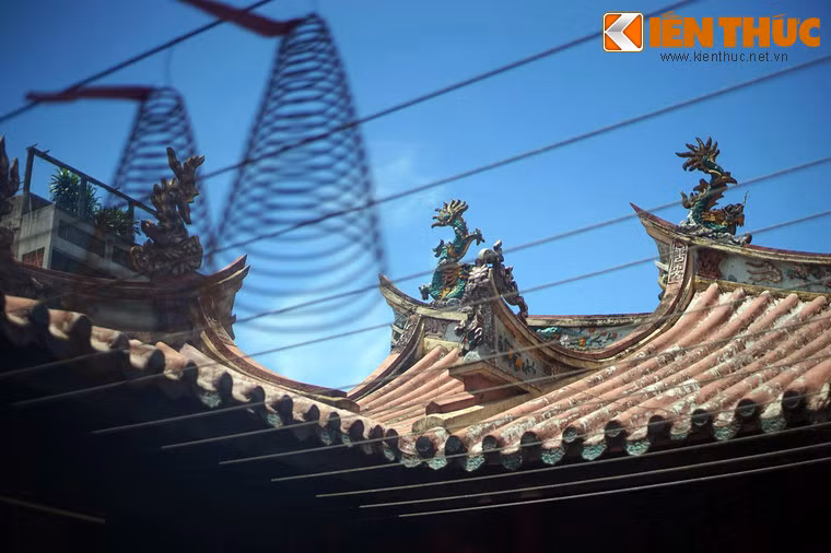 Mỗi dãy nhà đều có một lớp mái, riêng tiền điện có hai tầng mái. Tất cả mái đều lợp ngói ống, diềm mái là hàng ngói men xanh.