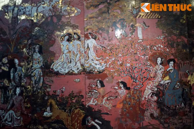 Cũng như những tác phẩm sơn mài cùng thời, “Vườn xuân Trung Nam Bắc” không có nhiều màu sắc mà chủ yếu là đỏ, đen, vàng, trắng. Vậy nhưng sức hấp dẫn đến ma mị của tác phẩm đủ mạnh để làm lay động những ai đứng trước nó.