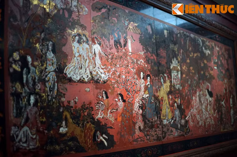 Bức tranh mô tả các thiếu nữ trong trang phục truyền thống từng vùng tươi vui, ca hát thể hiện sức sống tươi mới giữa mùa xuân trong một khung cảnh thiên nhiên rộng lớn.
