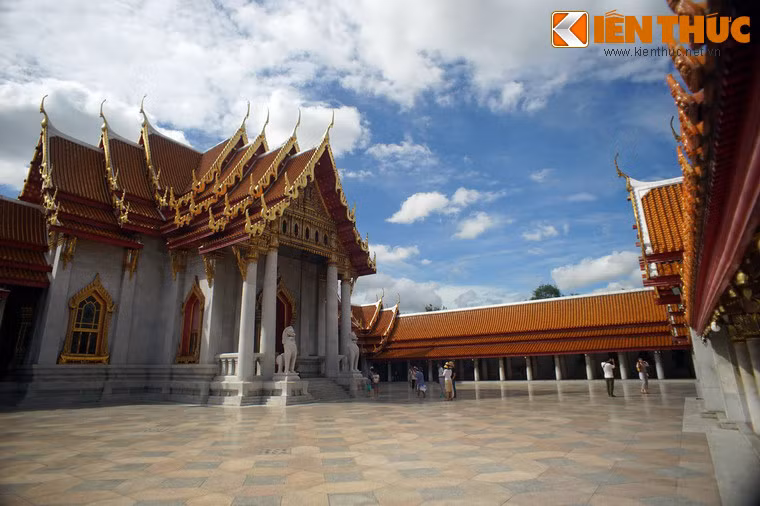 Nét nổi bật của ngôi chùa là các bức tường và hệ thống cột chống được xây dựng từ đá cẩm thạch Carrara nhập trực tiếp từ Italia. Điều này đem lại cho ngôi chùa vẻ hoàn mỹ hiếm có, đồng thời là nguồn gốc tên chùa Cẩm Thạch trong dân gian.