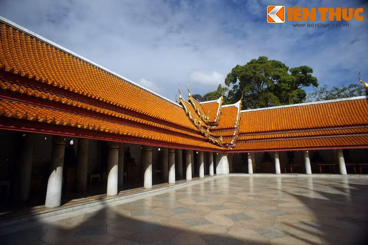 Bao quanh chính điện là 4 dãy nhà khép kín được chống đỡ bằng những cột đá cẩm thạch lớn.