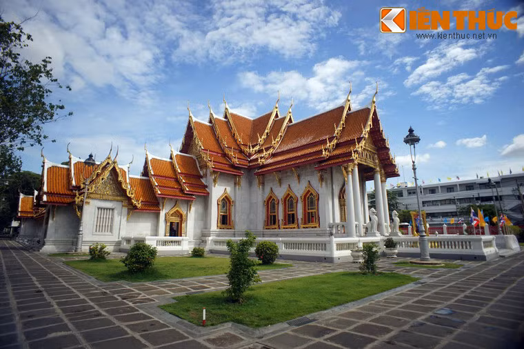 Các công trình của chùa đều được xây ba tầng mái lợp ngói vàng Trung Hoa. Đây là một trong những điển hình tuyệt vời của kiến trúc Phật giáo thời cận đại của Thái Lan.