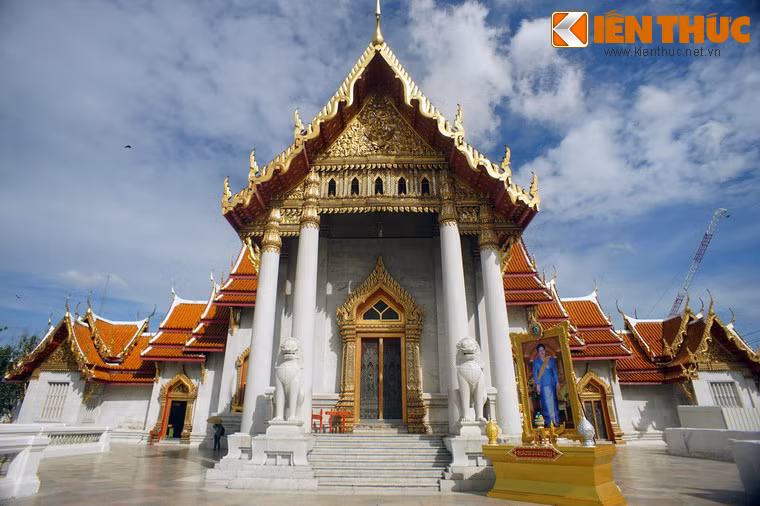 Chùa được Hoàng tử Naris - người anh em cùng cha khác mẹ của quốc vương - thiết kế theo kiểu truyền thống Thái Lan. Vốn là một kiến trúc sư, Hoàng tử Naris giám sát từng hạng mục công trình trong quá trình thi công.