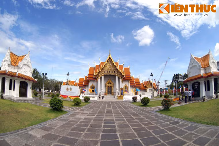 Chùa được xây dựng vào năm 1899 theo lệnh của quốc vương Chulalongkorn và hoàn thành vào 10 năm sau đó. Tên gốc của ngôi chùa có nghĩa là "Ngôi chùa của vị vua thứ 5 quận Dusit".