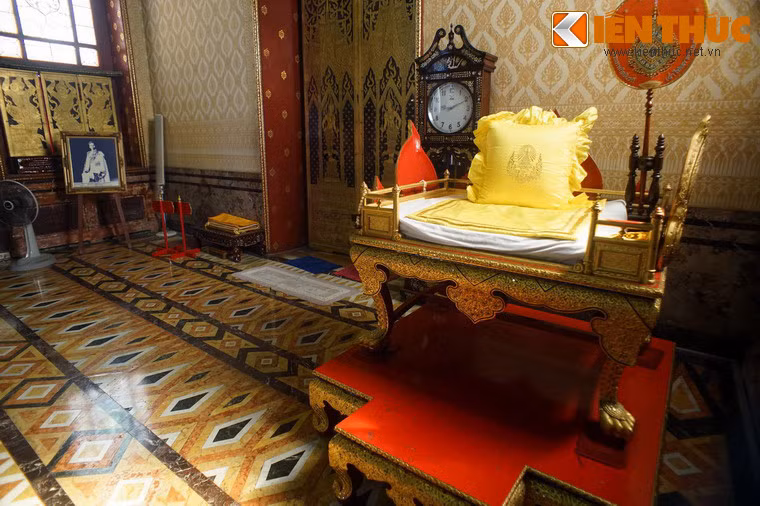 Nội thất của chính điện được thiết kế và hoàn thiện cực kỳ tinh xảo theo phong cách hoàng gia.