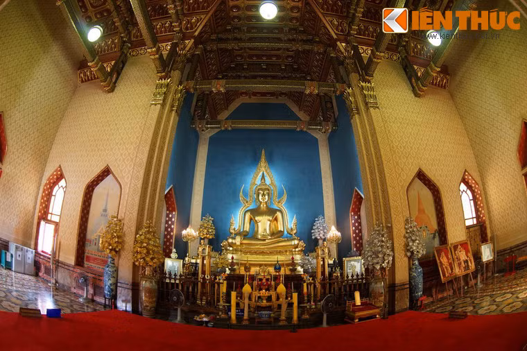 Chính điện của chùa là nơi đặt bức tượng Phật bọc vàng phục dựng theo bức tượng Phật Shinnarat nổi tiếng ở tỉnh Phitsanulok. Theo truyền thuyết, các Phật tử đã nhìn thấy pho tượng này đã ứa ra một dòng lệ đỏ như máu khi kinh đô Ayuthaya bị giặc chiếm vào thế kỷ 14.