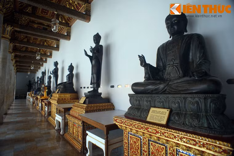 Các gian nhà này là nơi trưng bày bộ sưu tập 52 bức tượng Phật bằng đồng được đưa đến từ nhiều quốc gia châu Á khác nhau.