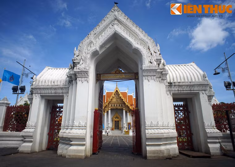 Nằm ở quận Dusit của Bangkok, chùa Cẩm Thạch (Wat Benchamabophit Dusitvanaram) được đánh giá là một trong những ngôi chùa tráng lệ nhất của đất nước Thái Lan.