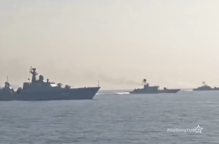 Tàu chiến cỡ lớn hiện đại nhất mà Việt Nam đang có trong tay là cặp tàu hộ vệ tên lửa 11661E Gepard 3.9 mang tên 011 Đinh Tiên Hoàng và 012 Lý Thái Tổ. Trong 1-2 năm nữa, Việt Nam sẽ tiếp tục nhận từ Nga thêm một cặp tàu Gepard 3.9 được hiện đại hóa vũ khí. Và trong tương lai gần, Việt Nam có thể mua thêm 2 tàu nữa từ Nga. Nguồn ảnh: Kênh QPVN